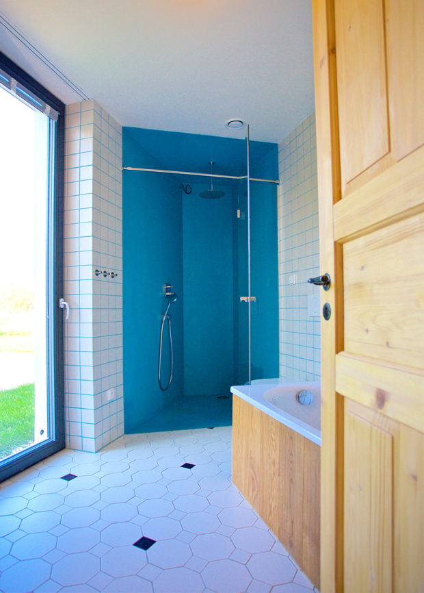 Modrý sprchový kout - Rodinný dům v Chlumci nad Cidlinou