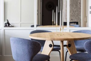 Jídelní stůl s židlemi a designovým svítidlem - Historický byt v Bratislavě