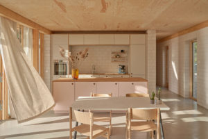 Kuchyň s jídelným stolem - Skleněný dům v Německu
