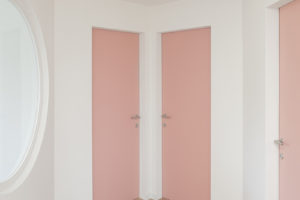 Hala v poschodí s růžovými dveřmi - Dům s kloboukem v Belgii