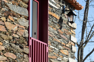 Balkónové dveře - Kamenný dům JS House v Portugalsku