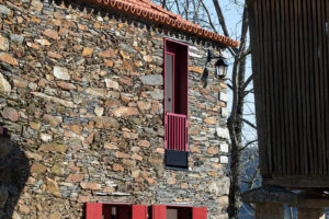 Červené dveře a okna - Kamenný dům JS House v Portugalsku