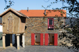 Dvoje prosklené dveře - Kamenný dům JS House v Portugalsku