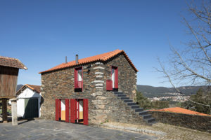 Exteriér stavby - Kamenný dům JS House v Portugalsku