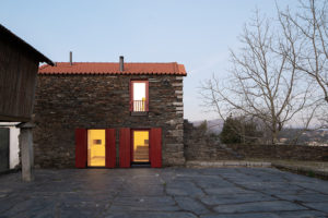 Exteriér domu - Kamenný dům JS House v Portugalsku