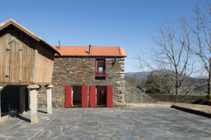 Exteriér stavby s dřevěnou sýpkou - Kamenný dům JS House v Portugalsku