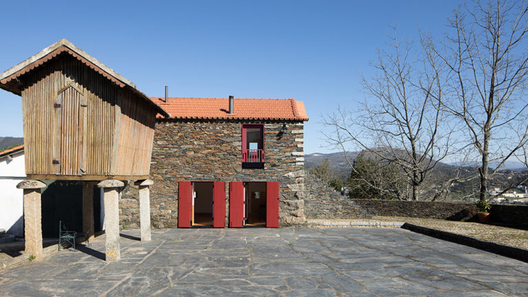 Exteriér stavby s dřevěnou sýpkou - Kamenný dům JS House v Portugalsku