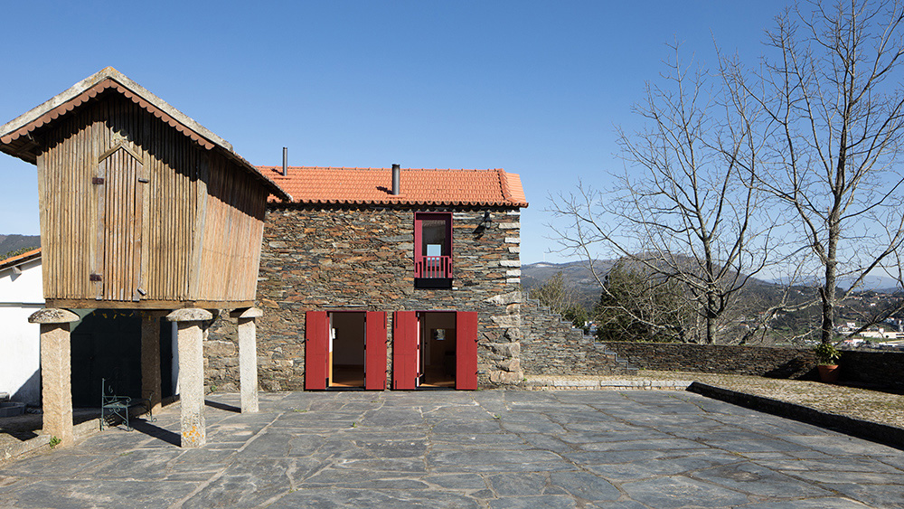 Útulný kamenný domov s minimalistickým interiérem vznikl ze staré stavby určené k uskladnění zeleniny a obilí