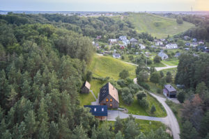 Exteriér z ptačí perspektivy - Lesní dům v Litvě