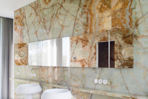 Kamenné obklady v v koupelně - Příměstská vila v Praze