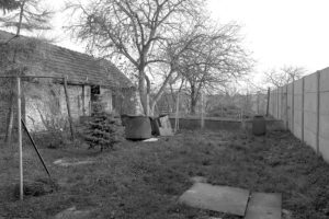 Původní stav zahrady s ořechem - Rodinný dům pod ořechem ve Velkých Úlanech