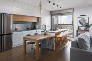 Kuchyň s ostrovem a jídelním stolem - Vysněný byt architektky v Izraeli