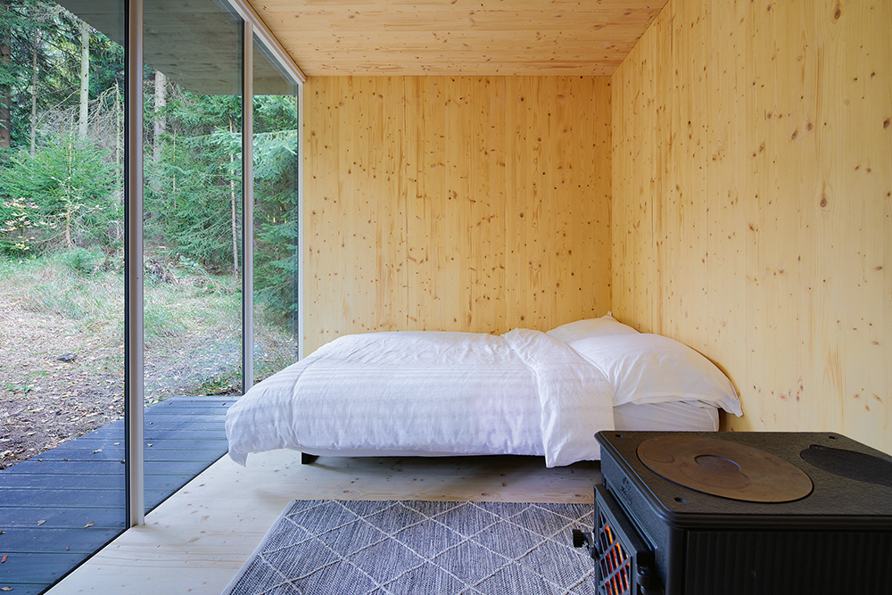 Obytný prostor - Dřevěná mini chatka v Jizerských horách