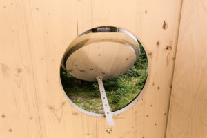 Větrací kruhový otvor - Dřevěná mini chatka v Jizerských horách