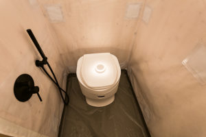 Toaletní kapsle - Dřevěná mini chatka v Jizerských horách
