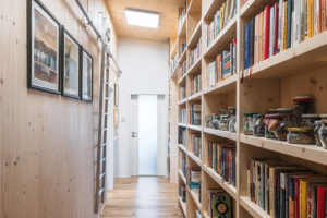 Domácí knihovna - Přízemní dům v Příbrami