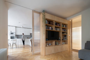 Obývací pokoj - Byt s dřevěným jádrem v Praze