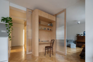 Posuvné průsvitné stěny - Byt s dřevěným jádrem v Praze