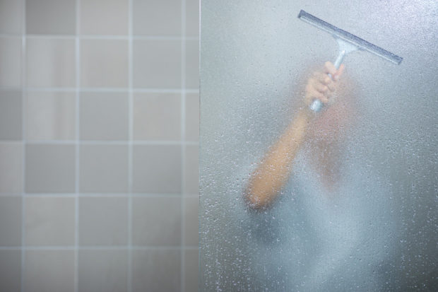 Čištění sprchového závěsu a spárů