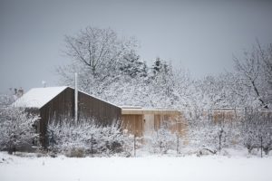 Exteriér v zimě - Dřevostavba se sadem v Ostřešanech