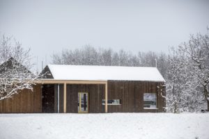 Exteriér v zimě - Dřevostavba se sadem v Ostřešanech