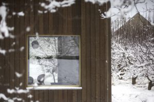 Okno - Dřevostavba se sadem v Ostřešanech