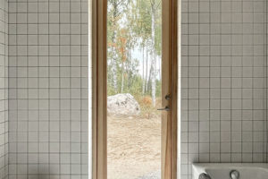 Koupelna - Dům s knihovnou z Ikey ve Švédsku