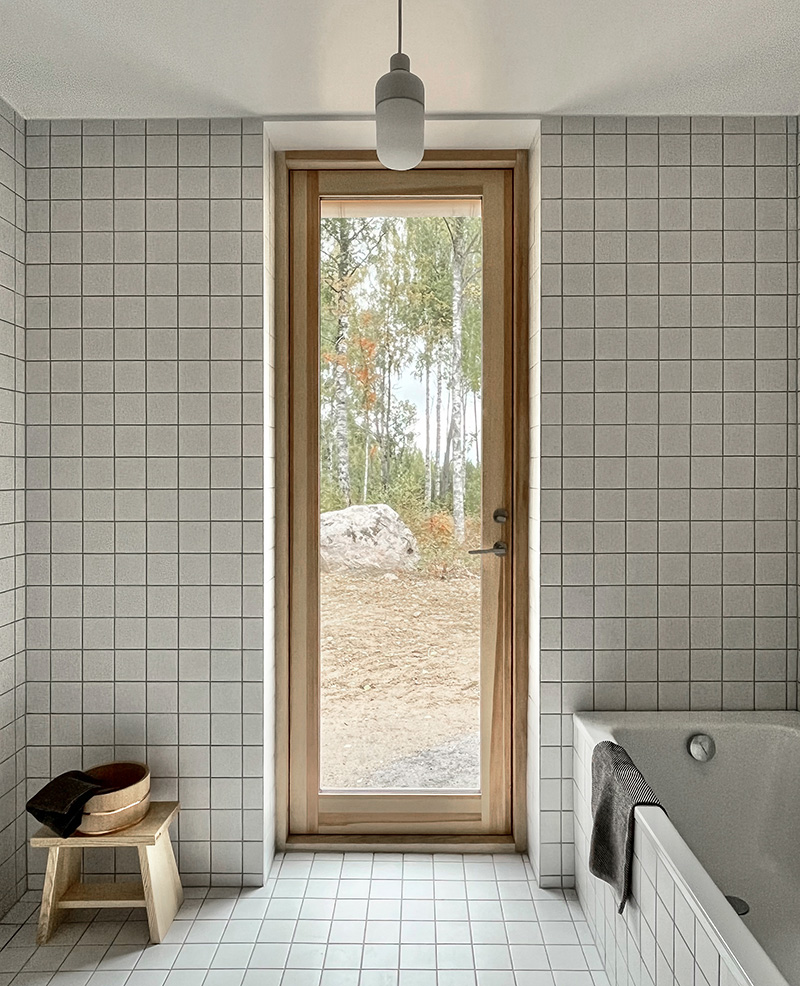 Koupelna - Dům s knihovnou z Ikey ve Švédsku
