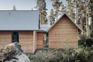 Sedlové střechy - Dům s knihovnou z Ikey ve Švédsku