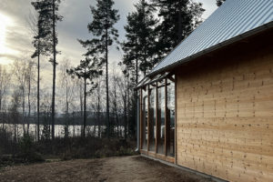 Výhled na jezero - Dům s knihovnou z Ikey ve Švédsku