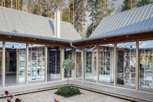 Domácí knihovna - Dům s knihovnou z Ikey ve Švédsku