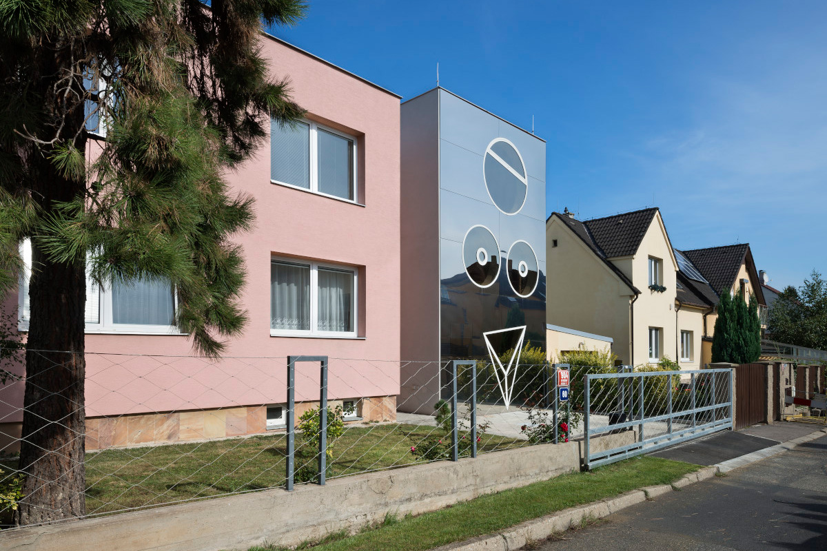 Přístavba rodinného domu v pražských Stodůlkách šokuje figurami ženy