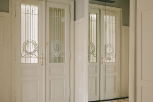Zrcadlové dveře skříně - Historický byt v Bratislavě