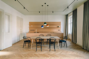Denní zóna s kuchyní - Historický byt v Bratislavě