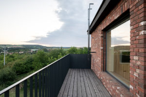Ocelový balkon - Bydlení v trafostanici ve Vyškově