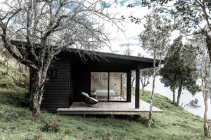Velkorozměrná prosklení - Víkendový dům u jezera v Chile