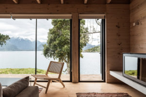 Výhled z interiéru - Víkendový dům u jezera v Chile