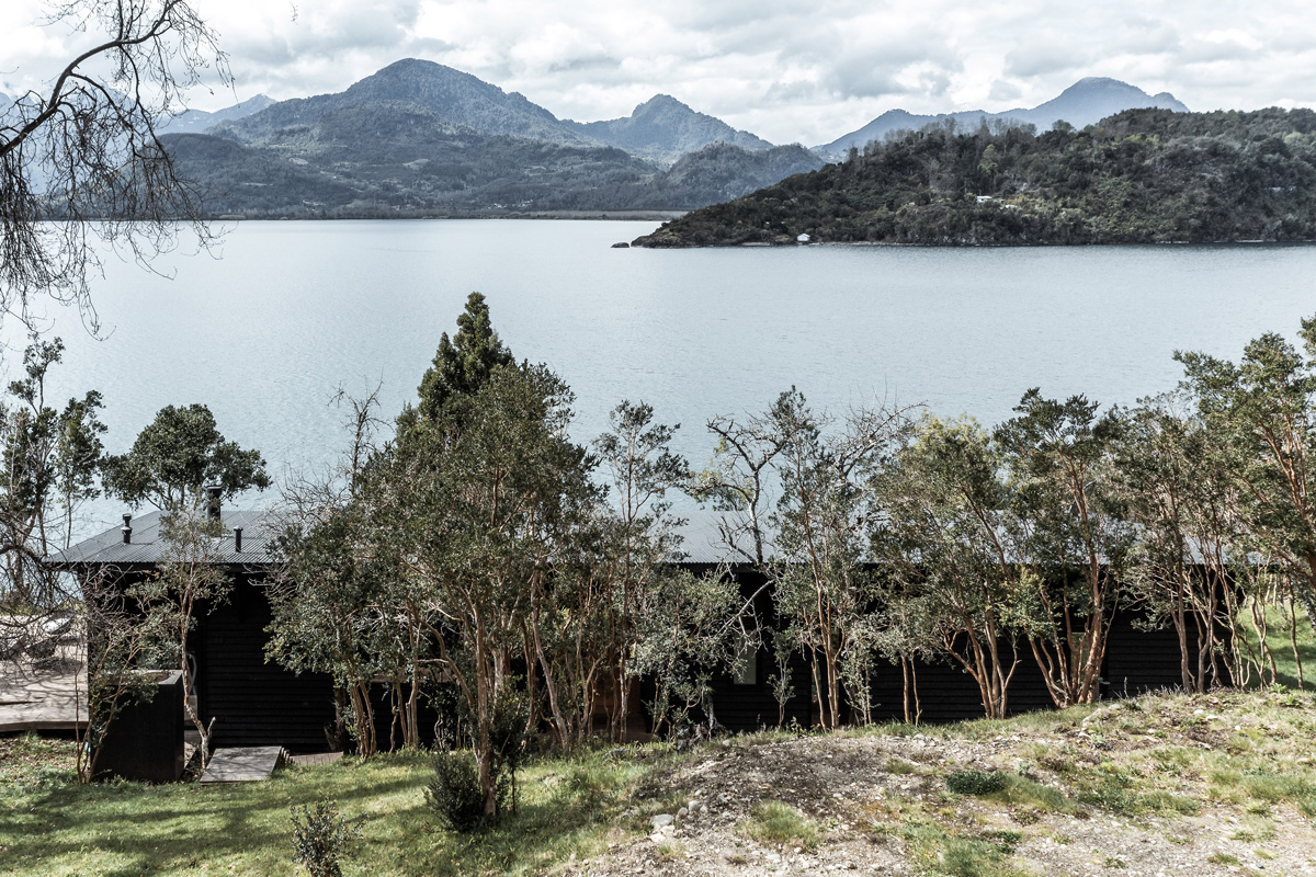 Okolí mezi stromy - Víkendový dům u jezera v Chile