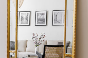Zlatý rám zrcadla - Rekonstrukce historického bytu v Karlových Varech