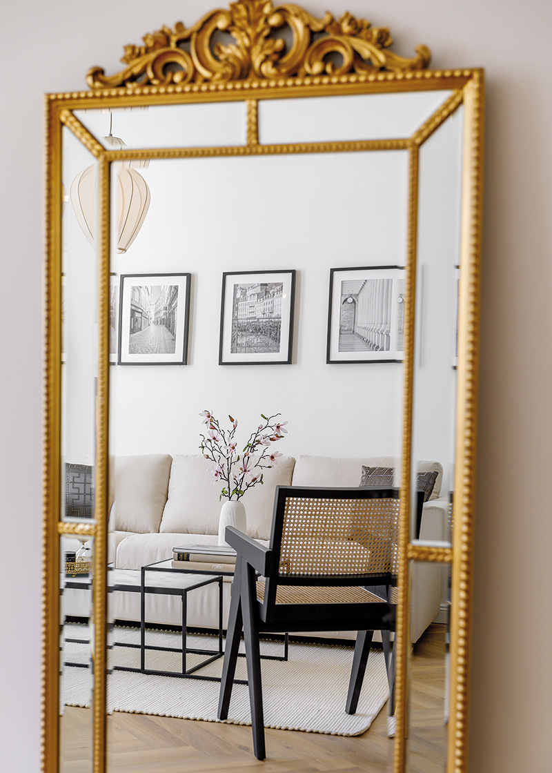 Zlatý rám zrcadla - Rekonstrukce historického bytu v Karlových Varech