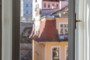Výhled z okna - Rekonstrukce historického bytu v Karlových Varech