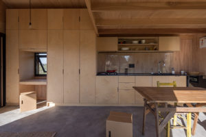 Interiér z dřeva a překližky - Chajá House