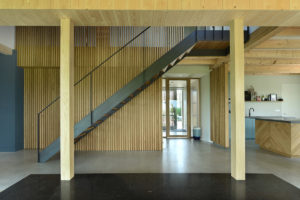 Schodiště - Dům z recyklovaného dřeva v Holandsku