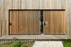 Vstupní dveře s lamely - Dům z recyklovaného dřeva v Holandsku