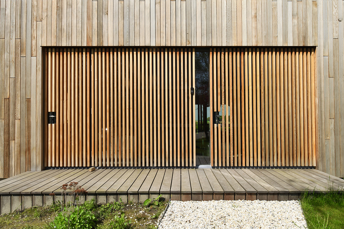 Vstupní dveře s lamely - Dům z recyklovaného dřeva v Holandsku