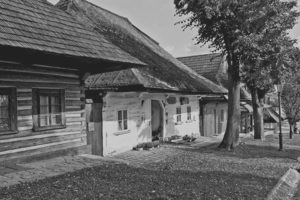 Polská dřevěná architektura s výraznými přesahy střech