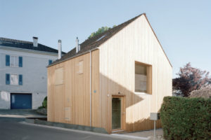 Stavba z ulice - Malý dům ve Švýcarsku