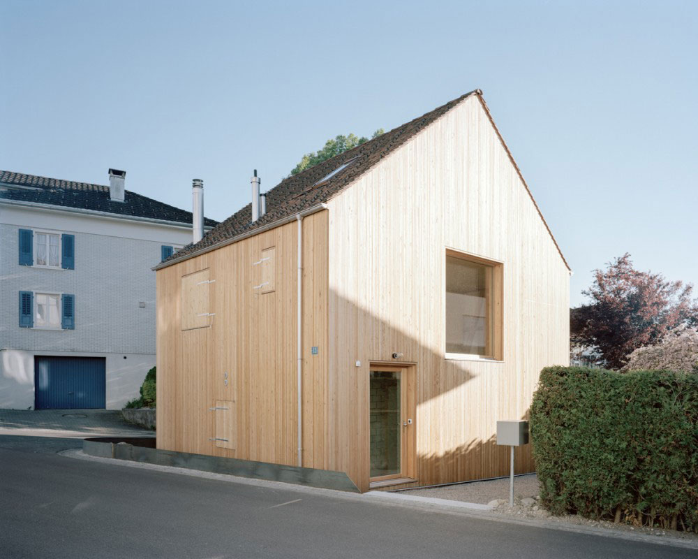 Stavba z ulice - Malý dům ve Švýcarsku