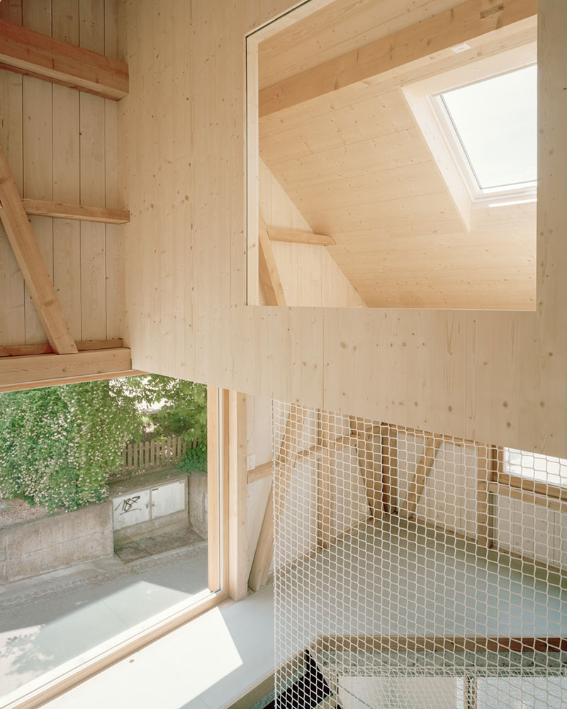 Velké otvory v interiéru - Malý dům ve Švýcarsku