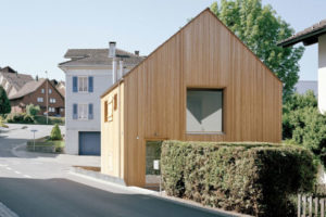 Exteriér z ulice - Malý dům ve Švýcarsku
